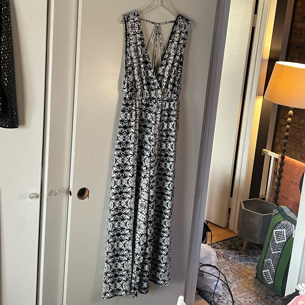 FOREVER 21 Black and White Ikat Patterned Wide Leg Jumpsuit. NWT. Medium.